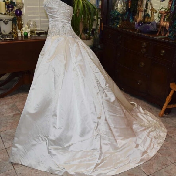 Reem Acra Rich Wedding Dress Size 10 in Ivory - Style Name is Rich - Sample - Picture 7 of 13